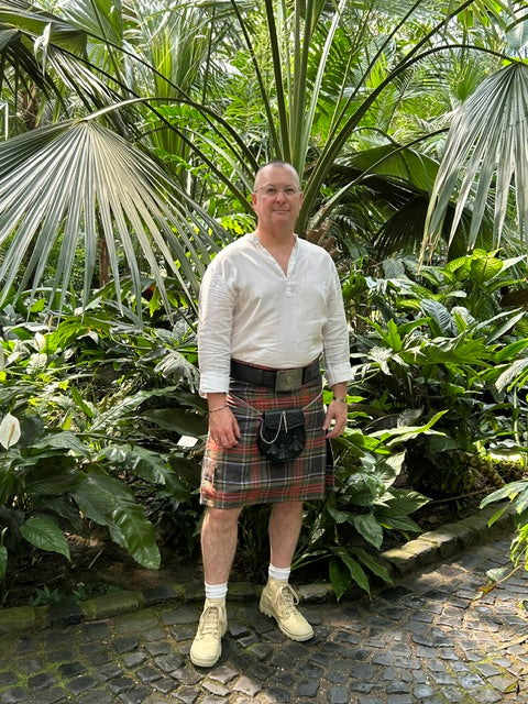 Pre-made Men's 5 yard kilt 36 inch waist size (Black Stewart)